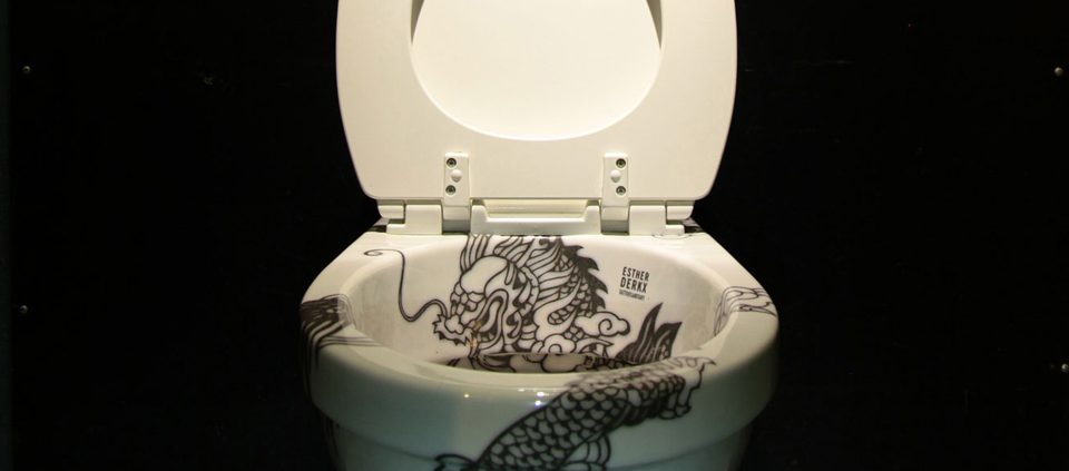 Hangtoilet met een design van een Chinese draak door ontwerper Esther Derkx
