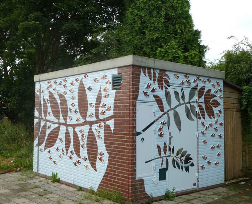Electriciteitshuisje met een boom en tegeltjes in de vorm van vogels | door: Esther Derkx