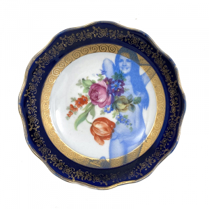 Klein rond vintage schaaltje met blauwe rand, bloemen en een toegevoegd fotomodel. Vernieuwd! servies