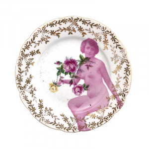 Vintage gebaksbordje met bloemen, opnieuw bedrukt met een verleidelijk naakt in roze raster