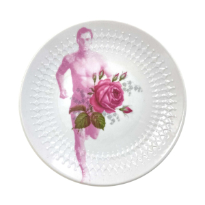Vintage gebaksbordje met roos en een sexy joggende man in roze raster